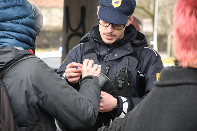 Popisovanje, protest | "Od Mestne občine Ljubljana in Olimpijskega komiteja Slovenije pričakujemo odstop od pogodbe v družbi Bežigrajski športni park. Od vlade pa zahtevamo, da Plečnikov stadion odkupi ter ga ponudi javnosti v uporabo in upravljanje," pozivajo v gibanju.  | Foto Mladi za podnebno pravičnost