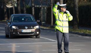 Ko policist stopi v križišče: žvižgi piščalke, nato zmeda, zvok zavor … 