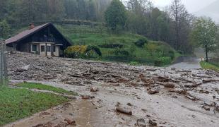 V Baški grapi evakuirali 15 ljudi, razmere so še tvegane #foto #video