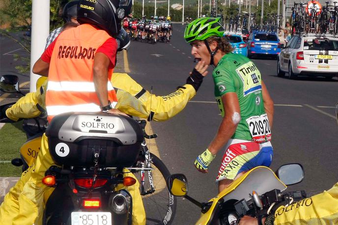 peter sagan vuelta | Peter Sagan je leta 2015 po trčenju z motoristom predčasno zapustil dirko. Tri leta pozneje sta kolesar in motorist zakopala bojno sekiro. | Foto zajem zaslona