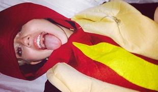 Hot dog ali človek? Miley Cyrus! (video)