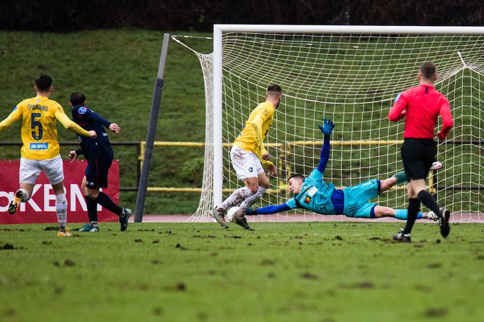 Bravo Gorica | Bravo se lahko zahvali Igorju Vekiću, da je ostal neporažen. Tako je ubranil nevaren strel Etiena Velikonje. | Foto Grega Valančič/Sportida