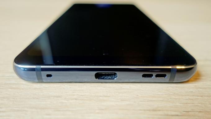 Vhod USB-C in monozvočnik, ni pa več izhoda za slušalke. | Foto: Peter Susič