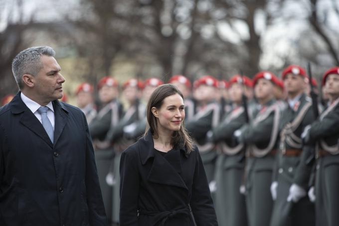 V obdobju hladne vojne med Zahodom in Sovjetsko zvezo sta bili Finska in Avstrija nevtralni. Ruski napad na Ukrajino je Fince prestrašil in okrepil željo po včlanitvi v Nato. Finci zdaj skupaj s svojimi sosedi Švedi trkajo na vrata Nata (kdaj se jim bodo popolnoma odprla, je odvisno od Turčije), medtem ko Avstrijci takih želja nimajo. Verjetno na to vpliva tudi zemljepisna lega omenjenih držav. Finska neposredno meji na Rusijo, tudi Švedska je blizu Rusije (na drugi strani Baltskega morja na primer leži do zob oborožena ruska enklava Kaliningrad), medtem ko je Avstrija (tako kot Slovenija) precej bolj oddaljena od Rusije in se zato ne počuti tako ogroženo. Na fotografiji: finska premierka Sanna Marin na obisku pri avstrijskem kanclerju Karlu Nehammerju februarja letos. | Foto: Guliverimage/Vladimir Fedorenko