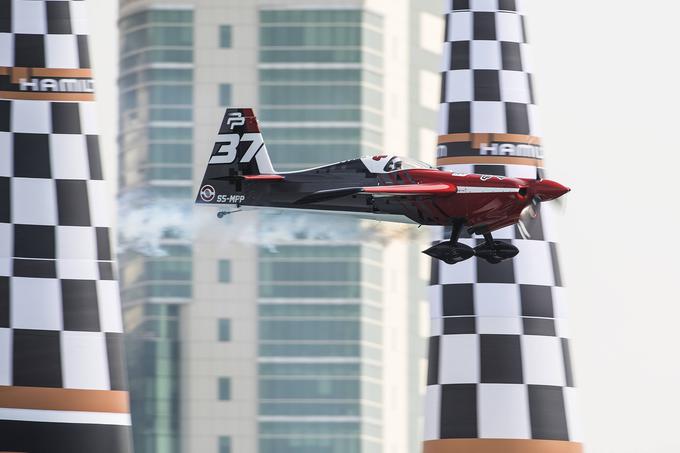 Podlunšek med svojo dirko v Abu Dabiju. Generacije pilotov v svetovnem prvenstvu Red Bull Air Race se menjajo. V zadnjih dveh letih sta se poslovila nekdanja svetovna prvaka Paul Bonhomme in Nigel Lamb, lani se je s helikopterjem smrtno ponesrečil tudi Avstrijec Hannes Arch. | Foto: Red Bull