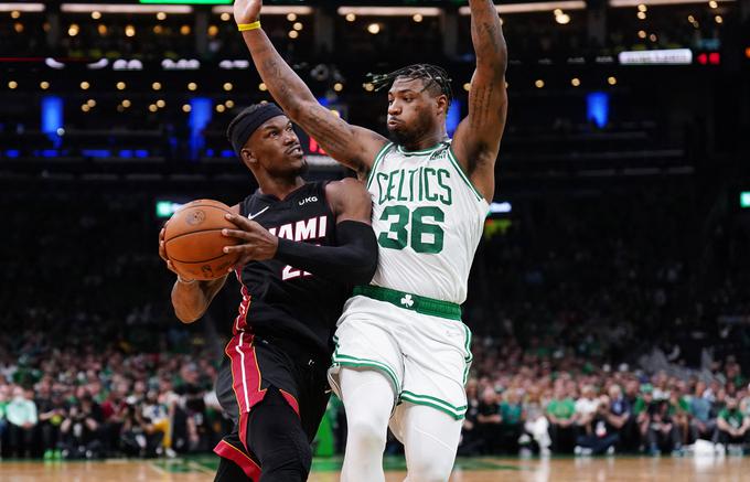 Jimmy Butler je zaradi vnetja desnega kolena igral le v prvem polčasu. | Foto: Reuters