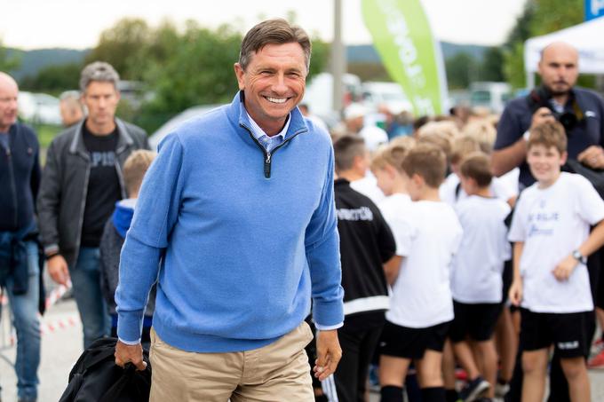 V kraju, ki leži v neposredni bližini Nove Gorice, v soboto ni manjkalo predsednikov. Slovenski predstavnik Borut Pahor, velik ljubitelj športa, si je znova nadel vratarski dres.  | Foto: Urban Urbanc/Sportida