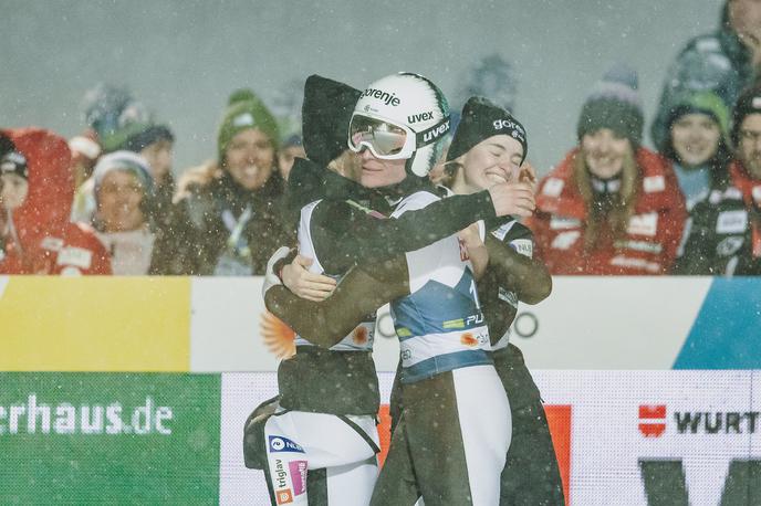 mešana ekipna tekma, SP Planica 2023, Anže Lanišek | Veselje slovenskih skakalcev in skakalk ob bronasti medalji na tekmi mešanih ekip. | Foto Sportida