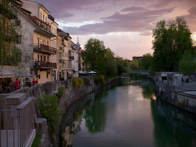 "Zelo všeč mi je tudi Ljubljana, zaljubil sem se vanjo. Edino, kar pogrešam, so pollitrske skodelice ameriške kave," pove pater Siberski, ki Ljubljano rad tudi fotografira. | Foto: Jack Siberski