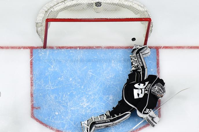 Jonathan Quick | Po petih tekmah premora zaradi poškodbe se je v vrata Kraljev vrnil prvi vratar Jonathan Quick, a tudi to ni pomagalo. Los Angeles Kings so zabeležili tretji zaporedni poraz. Anže Kopitar je zaradi bolezni tekmo izpustil. | Foto Getty Images