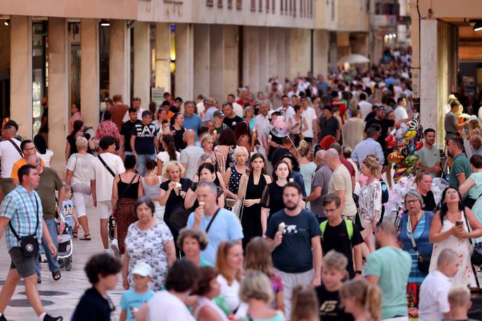 Zadar | V jadranskih županijah je bilo po podatkih Hrvaške turistične skupnosti (HTZ) za 3,4 odstotka ali okoli 155 tisoč turistov manj kot julija lani. | Foto STA