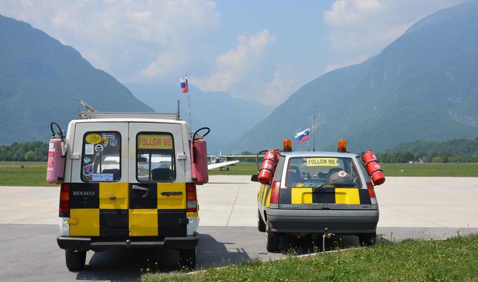 Aviofun je od začetka leta v bovško letališče po besedah direktorja Damjana Cehnerja vložil 80 tisočakov. Največji delež vlaganj odpade na letališko varnost. | Foto: Andreja Lončar