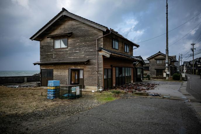 hiša, Japonska, potres, ribiška vas, Akasaki | Nedavni potres na Japonskem in njegovi številni popotresni sunki so zahtevali najmanj 161 smrtnih žrtev, okoli sto ljudi pa še vedno pogrešajo. | Foto Twitter/X/@zetacompa