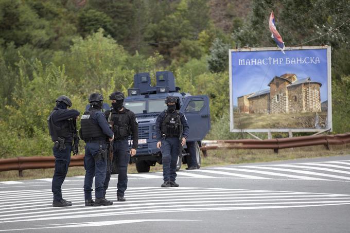 Kosovo je že skoraj tradicionalno krizno žarišče. V 80. letih preteklega stoletja so se začele demonstracije albanske večine, ki je zahtevala najprej status republike znotraj Jugoslavije in pozneje neodvisno državo. Leta 1999 je morala Srbija zaradi pritiska Nata umakniti svojo vojsko in policijo iz pokrajine. Leta 2008 je albanska večina razglasila neodvisnost Kosova. Beograd Kosovu neodvisnosti noče priznati in ga ima še vedno za del Srbije. Na Kosovu pogosto prihaja do izgredov med kosovskimi Srbi in kosovsko oblastjo. Na fotografiji: kosovski specialci v vasi Banjska na severu Kosova, kjer so se spopadli s skupino oboroženih Srbov. | Foto: Guliverimage