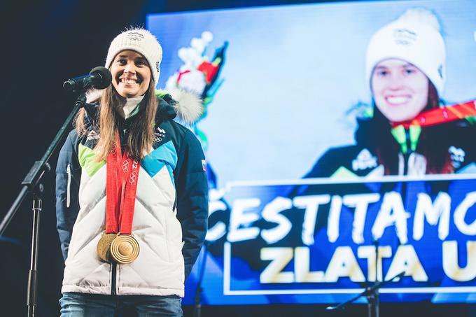 V Polhovem Gradcu je odmevalo: "Urša, Urša!" Na sprejemu nista manjkala niti ognjemet niti torta, na odru pa sta dvakratni olimpijski prvakinji čestitala tudi župan občine Dobrova - Polhov Gradec Franc Setnikar in dolgoletni župnik v Polhovem Gradcu Bogdan Oražem. | Foto: Grega Valančič/Sportida