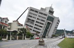 Pod ruševinami potresa na Tajvanu ujetih še več kot 120 ljudi #video