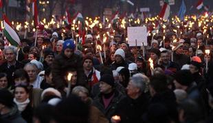 Na zborovanju v podporo madžarskemu premieru 100.000 ljudi