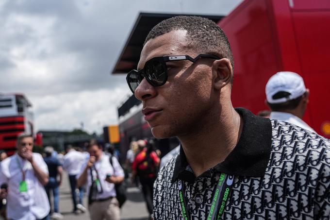 Dirko so v živo v "paddocku" spremljali številni znani obrazi, med njimi nogometaša Kylian Mbappe in Neymar ter pevka Shakira. | Foto: AP / Guliverimage