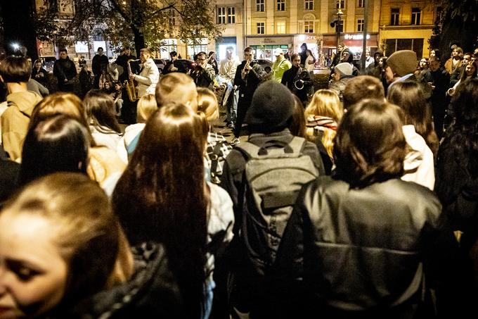 Prepevajo se samo še pesmi v ukrajinščini in angleščini.  | Foto: Ana Kovač