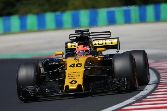 Renaultov dirkalnik R.S. 17 s kamerami, voznikom in vsem drugim balastom tehta le 722 kilogramov.  | Foto: Renault sport formula 1 team