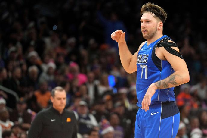 Phoenix Dallas | Luka Dončić je z Dallasom na božični dan na gostovanju v Arizoni dosegel kar 50 točk. Šestič v karieri je tako na tekmi lige NBA prispeval vsaj 50 točk ter postal šele četrti košarkar v zgodovini tekmovanja, ki mu je to uspelo na božični dan. | Foto Reuters