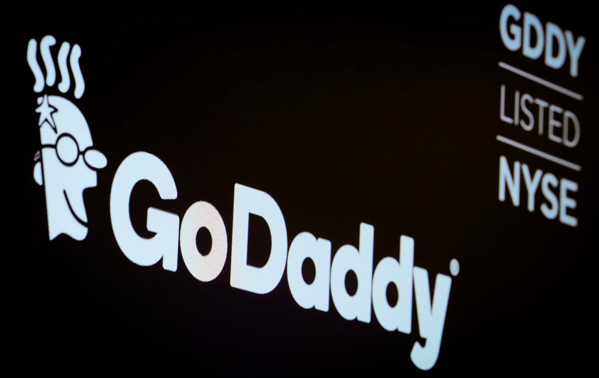 GoDaddy | Leto 2020 je bilo za GoDaddy precej dobro. Imeli so rekordno rast števila novih strank, delnica podjetja pa je dober teden pred kontroverznim e-sporočilom dosegla najvišjo ceno, odkar GoDaddy kotira na newyorški borzi. Podjetju GoDaddy prihodki sicer rastejo že zadnja tri leta, lani so dosegli že skoraj tri milijarde dolarjev. | Foto Reuters