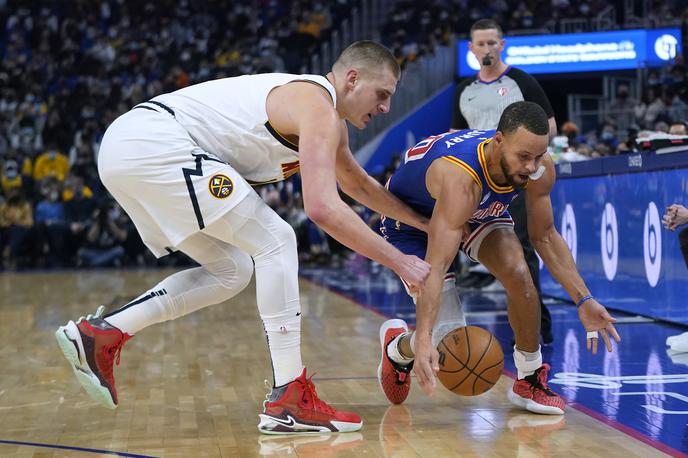 Nikola Jokić | Nikola Jokić in Stephen Curry sta na srečanju med Denverjem in Golden Statom dosegla največ točk, a na koncu je več razlogov za veselje imel Srb. Denver je tekmo dobil z rezultatom 89:86. | Foto Guliverimage