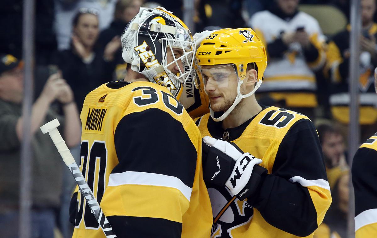 Pittsburgh Matt Murray | Vratar Pittsburgha Matt Murray prejema čestitke soigralca Teddyja Bluegerja. | Foto Reuters