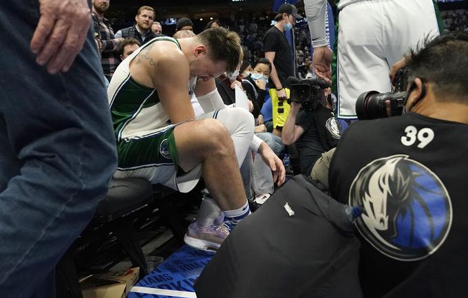 Luka Dončić je po poškodbi gležnja, ki naj ne bi bila hujša, prvo tekmo s Phoenix Suns izpustil.  | Foto: Guliverimage/Vladimir Fedorenko