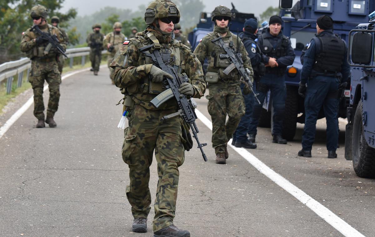 Kosovo KFOR | Razmere so zaostrene tudi v kraju Zvečan, ki leži severno od Mitrovice. Tam je bil ustreljen Srb, ki so ga prepeljali v bolnišnico v Mitrovici. (Fotografija je simbolična.) | Foto Reuters