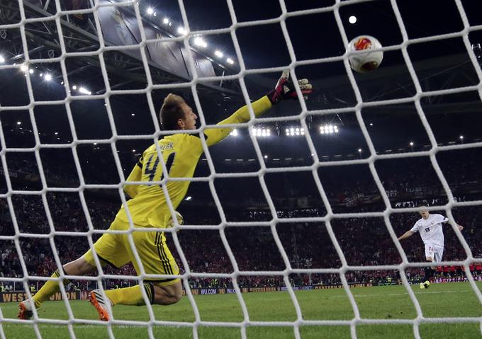 Jan Oblak je pred sedmimi leti z Benfico po izvajanju 11-metrovk ostal praznih rok v finalu evropske lige v Torinu proti Sevilli. | Foto: Reuters