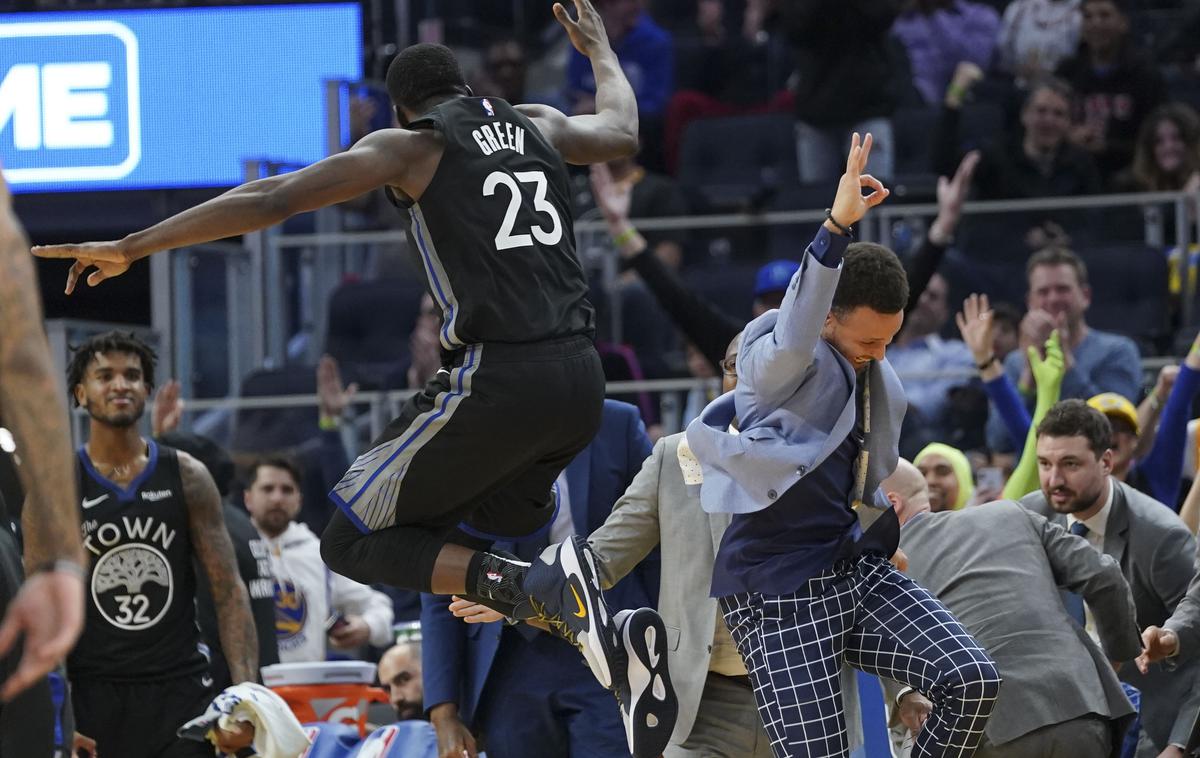 Golden State Warriors | Golden State Warriors so pred domačimi navijači presenetili Rakete iz Houstona (116:104). Veselje ob zmagi v taboru Bojevnikov, ki se letos otepajo s številnimi poškodbami, je bilo neizmerno.  | Foto Reuters