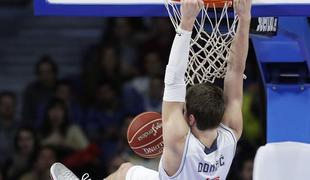 Luka Dončić osmešil obrambo mestnih rivalov (video)