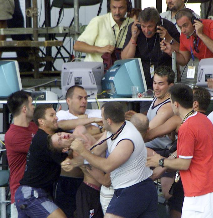 Pretep se je preselil tudi na novinarske tribune. | Foto: Reuters