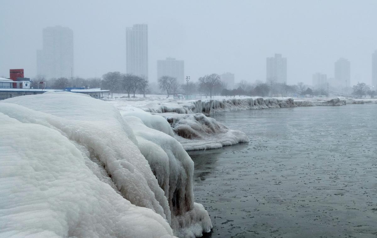 Chicago, mraz | Chicago se je v zadnjih dneh spremenil v ledeno kocko, a temperaturni rekord za zdaj še ni padel. V mestu je bilo najhladneje 20. januarja 1985, ko se je živo srebro spustilo do skoraj minus 33 stopinj. Ker v Chicagu v teh dneh tudi močno piha veter - metropola se namreč ne imenuje zaman Windy City oziroma Vetrovno mesto, se tamkajšnjim prebivalcem sicer zdi, da so temperature bližje minus 45 stopinjam Celzija. | Foto Reuters