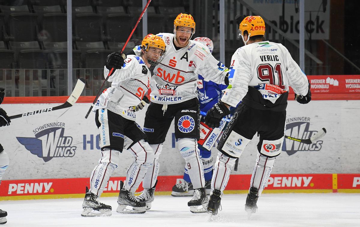 Žiga Jeglič, Jan Urbas,Miha Verlič | Slovenski trio Žiga Jeglič, Jan Urbas in Miha Verlič bodo tudi v prihodnji sezoni igrali za Fischtown Pinguins. | Foto Guliverimage