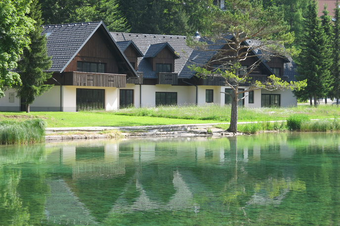 Jezero Jasna | Objekt ob jezeru Jasna v Kranjski Gori je z novim letom dobil novega lastnika. | Foto STA