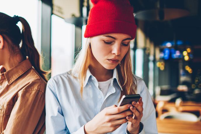 telefon, dekle, mladina | Foto Shutterstock