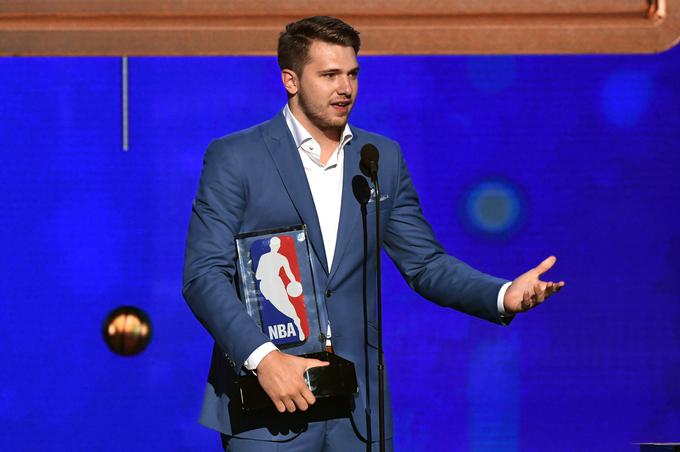 Slovenski košarkar Luka Dončić je prejel nagrado za najboljšega novinca sezone (MVP). V finalnem izboru, kamor so ga uvrstili glasovi novinarjev, je premagal največjega tekmeca Traeja Younga in Deandreja Aytona. Dvajsetletni Ljubljančan je s priznanjem kronal izjemno prvo sezono v najmočnejši košarkarski ligi na svetu in postal šele drugi Evropejec s tovrstnim priznanjem. 
Postal je šesti košarkar v zgodovini, ki je bil na naboru izbran kot tretji in je sezono končal kot najboljši mladi košarkar. Enak dosežek je s tretjega mesta na naboru uspel tudi legendarnemu Michaelu Jordanu kakor tudi Pauu Gasolu in Grantu Hillu. Zadnji košarkar Dallasa, ki je osvojil nagrado za novinca leta, je bil Jason Kidd, ki je priznanje prejel v sezoni 1994/95.
Njegovo povprečje je znašalo 21,2 točke, 7,8 skoka in 6 asistenc na tekmo. | Foto: Getty Images