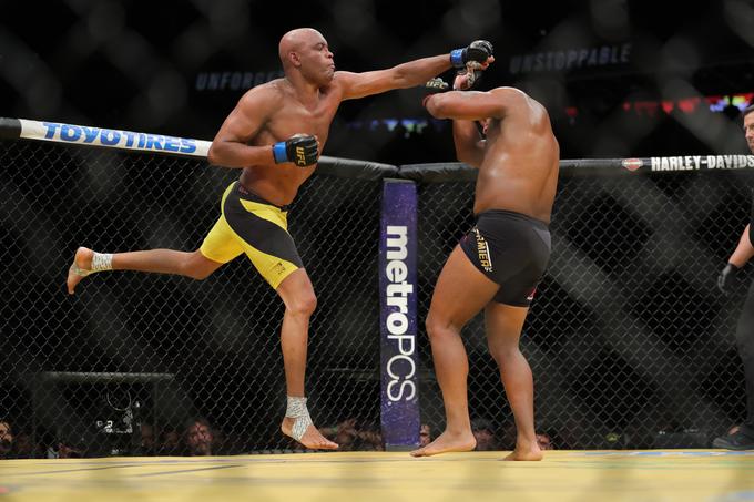 41-letni Anderson Silva (levo) je proti Danielu Cormieru izvedel nekaj svoj značilnih potez. A to ni bilo dovolj za zmago. | Foto: Getty Images