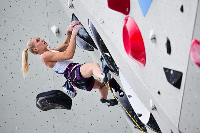 Tudi v polfinalu je Janja Garnbret priplazala do vrha zahtevne smeri. | Foto: www.alesfevzer.com