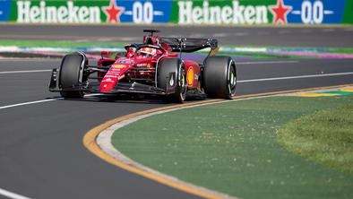 Leclerc in Sainz najhitrejša, gasilec Vettel trening končal na skuterju #video