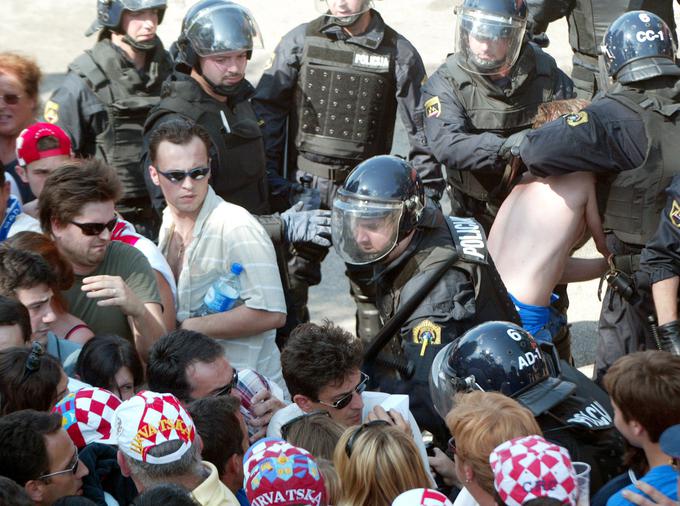 Po mnenju številnih je bilo na tekmi premalo policistov in varnostnikov. | Foto: Reuters