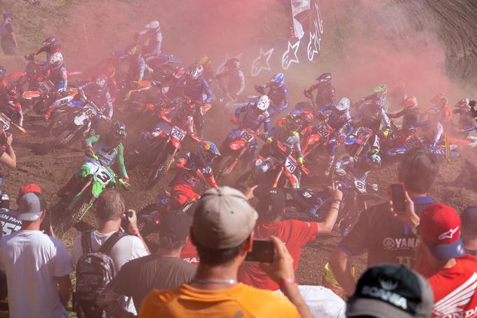 Slovenski navijači so že v soboto na štartu zadimili prvi zavoj. V nedeljo jih bo še več. | Foto: Matej Podgoršek