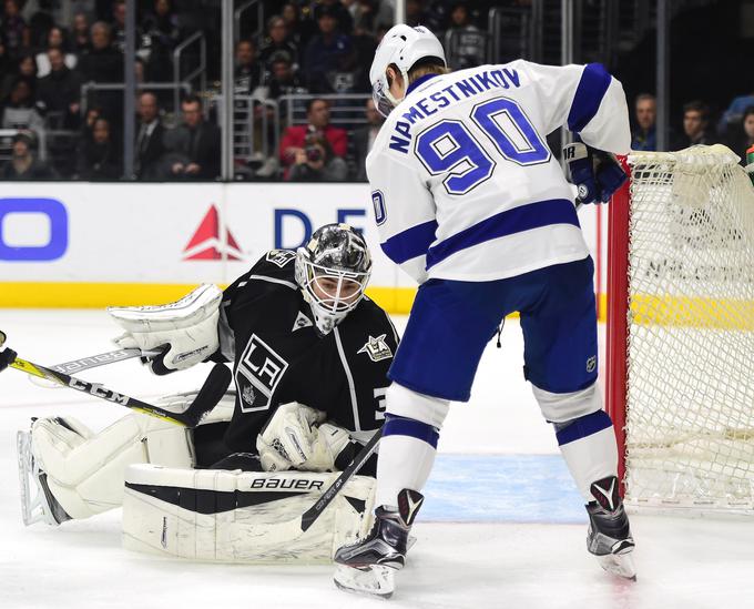 Vratar Kraljev Peter Budaj je zaustavil 23 strelov od 25. Na drugi strani je bil še zanesljivejši Ben Bishop, ki je bil zbran ob 25 strelih, en plošček pa je končal za njegovim hrbtom. | Foto: Getty Images