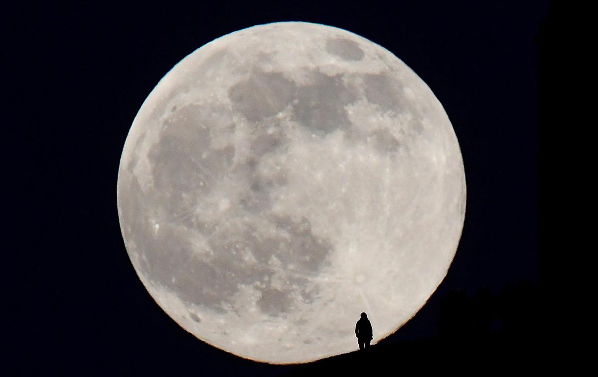 Volčja luna, polna luna | Prvič je sicer človek na Luni pristal pred pol stoletja, ZDA pa so doslej tja kot edina država na svetu poslale skupno 12 svojih astronavtov, in sicer v okviru misij Apollo v letih 1969–1972. | Foto Reuters