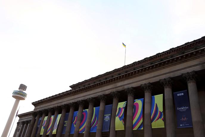 Evrovizija, St George's Hall, Liverpool | BBC je še sporočil, da je oder navdihnil "širok objem", ki daje vtis, da "odpira roke Ukrajini". | Foto Reuters