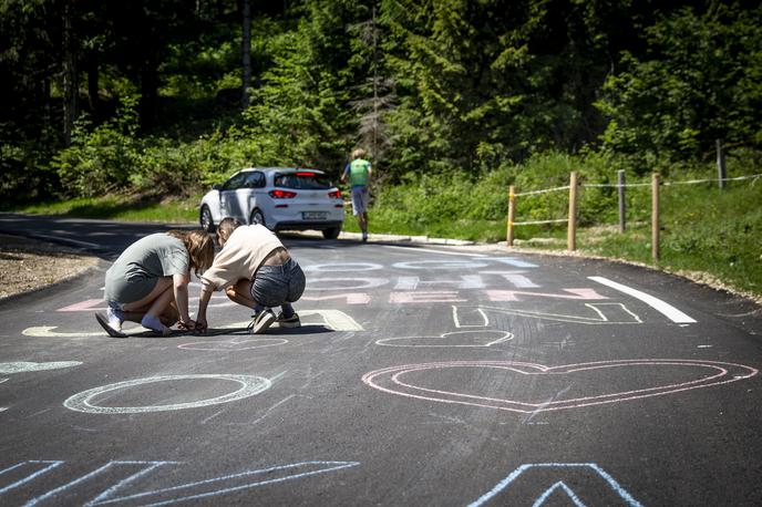 Dirka po Sloveniji 2022 | Ljubitelji kolesarstva bodo od srede do nedelje prišli na svoj račun, saj bo na sporedu dirka Po Sloveniji. Na slovenskih cestah se obeta pravi spektakel, poslikave s spodbudnimi sporočili pa lahko pričakujemo predvsem v soboto na izjemno zahtevnem vzponu na Kolovrat. | Foto Ana Kovač