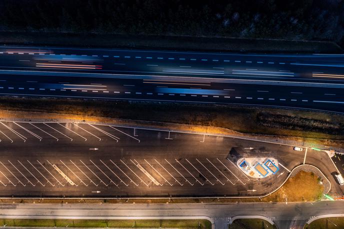 počivališče avtocesta Žalec | Pogled na počivališče pri Žalcu z vrha. | Foto Rok Deželak