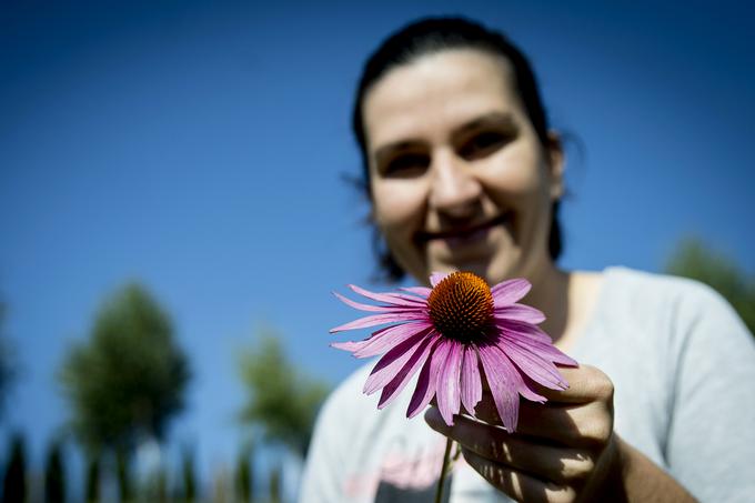 Špela je prepričana, da je pridelava na njihovi kmetiji podvržena še strožjim kriterijem kot tista na ekoloških kmetijah, saj pri tem ne dela kompromisov. | Foto: Ana Kovač